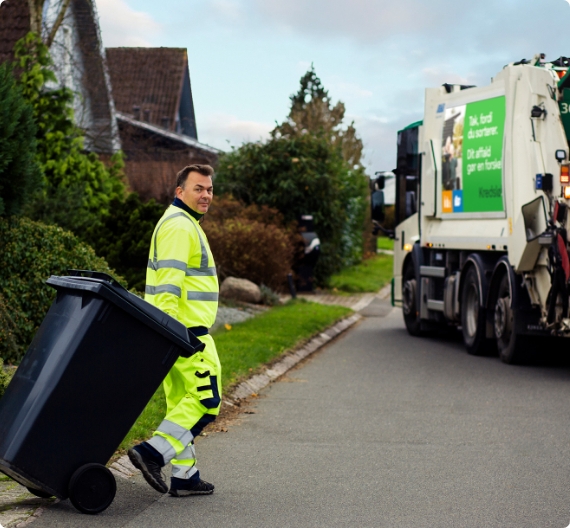 Skraldemand tømmer affaldsbeholder